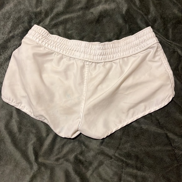 White billabong shorts - Picture 2 of 3